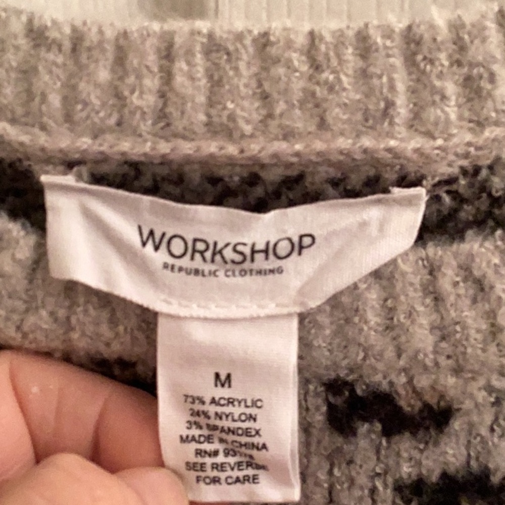Workshop Republic Clothing Gray Leopard Print Sweater Sz Med - Picture 2 of 3